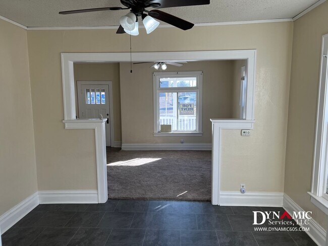 Foto del edificio - Remodeled 3 Bed / 1 Bath Remodeled Queen Anne Duplex – Downtown Sioux Falls