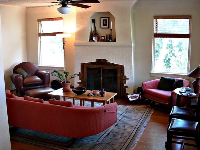 Building Photo - Cute Spanish Style Bungalow Close to Shopp...