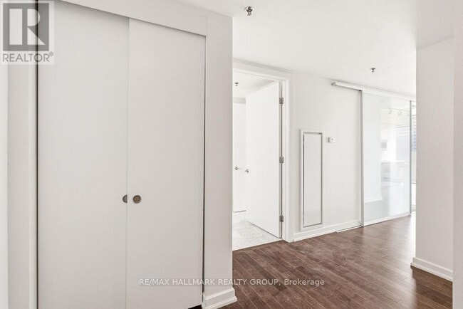 Building Photo - 300 Lisgar St
