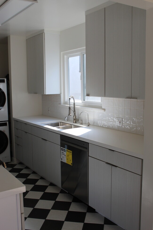 Building Photo - 5804 San Vicente Blvd