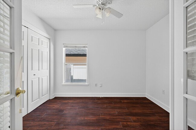 Foto del edificio - Gated Community!