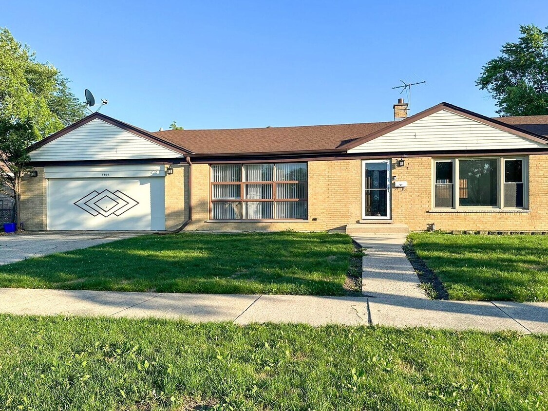 1409 E Lincoln Ave, Des Plaines, IL 60018 House Rental in Des Plaines