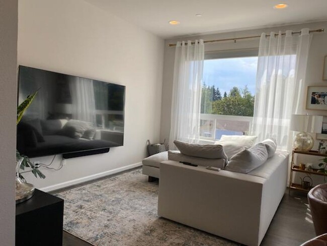 Foto del edificio - Luxury Renton Townhome Condominium - 4 bed...