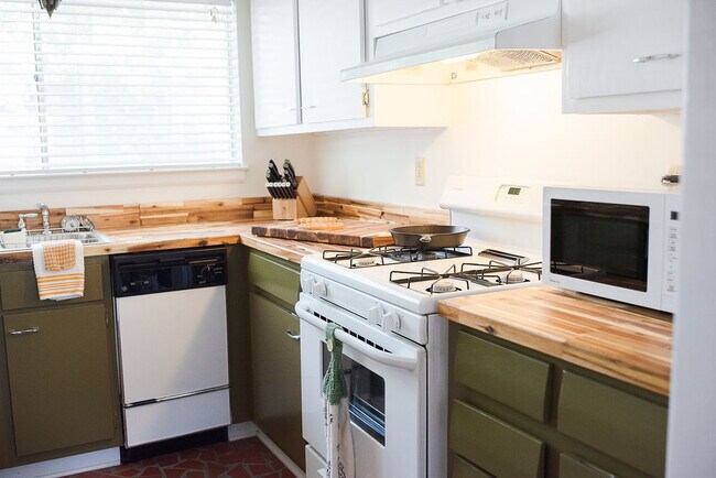 Building Photo - 1609 Forrest Ave