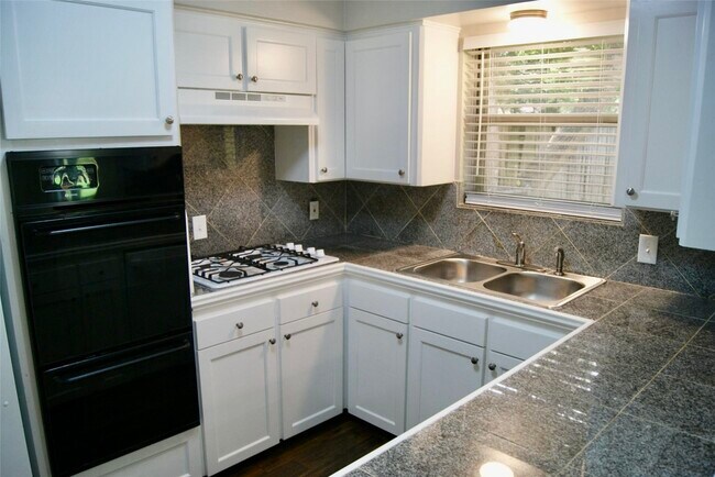 Foto del edificio - 5711 Southminster Dr