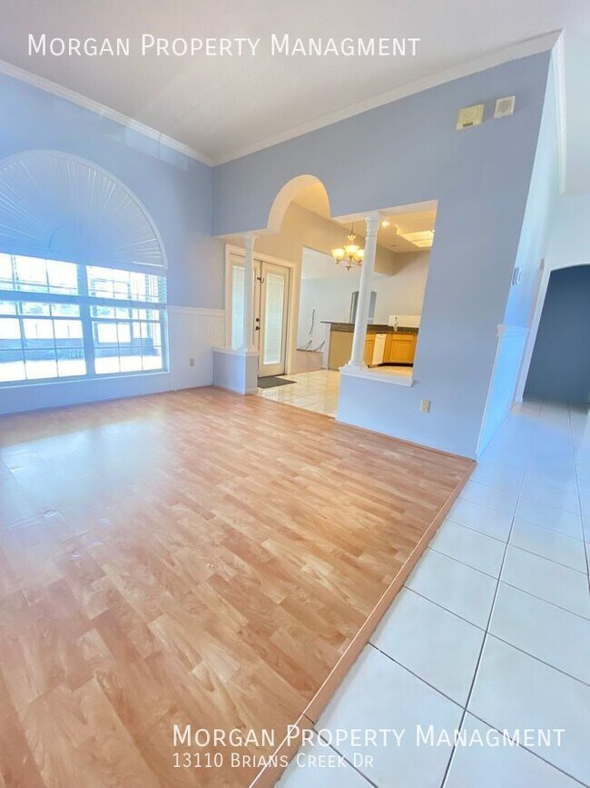 Foto del edificio - Johns Creek one story with beautiful water...