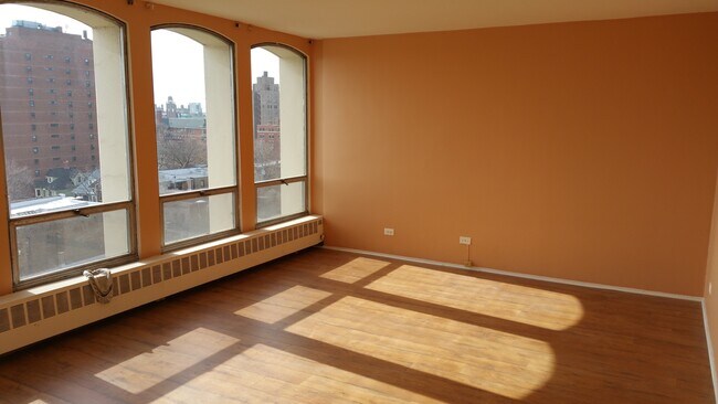 Living Room - 1400 E 55th Plz