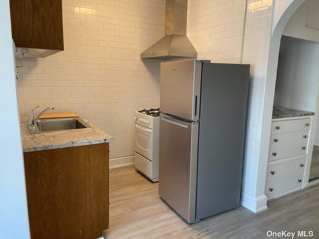 Primary Photo - 22 Nassau Blvd S