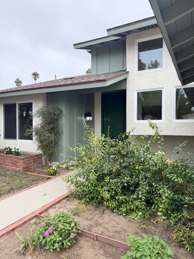 Foto del edificio - Spacious 5-Bedroom, 2-Bath Retreat in Quiet Oxnard Neighborhood