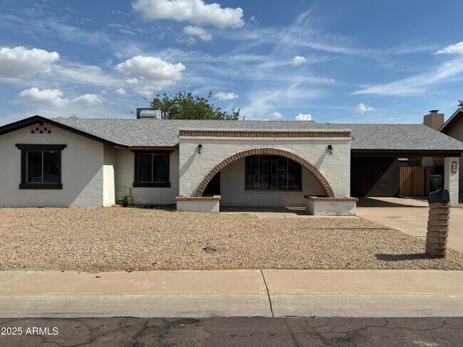 Foto del edificio - 7320 W Rose Ln