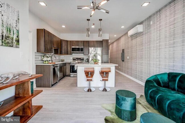 Building Photo - 421 S Broadway