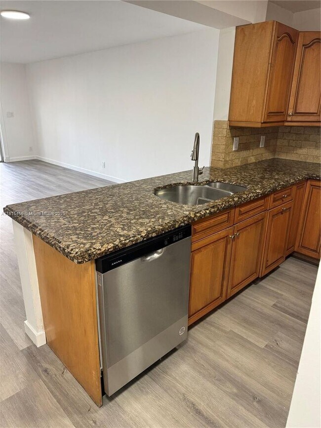 Foto del edificio - 2820 Riverside Dr