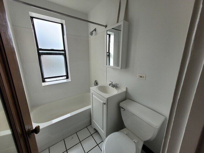 Foto del edificio - 6209 N Winthrop Ave