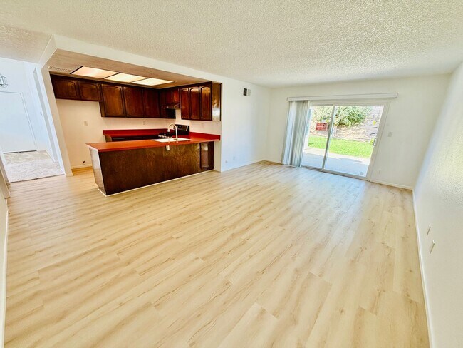 Foto del edificio - Bright & Spacious 3BR Home w/High Ceilings...