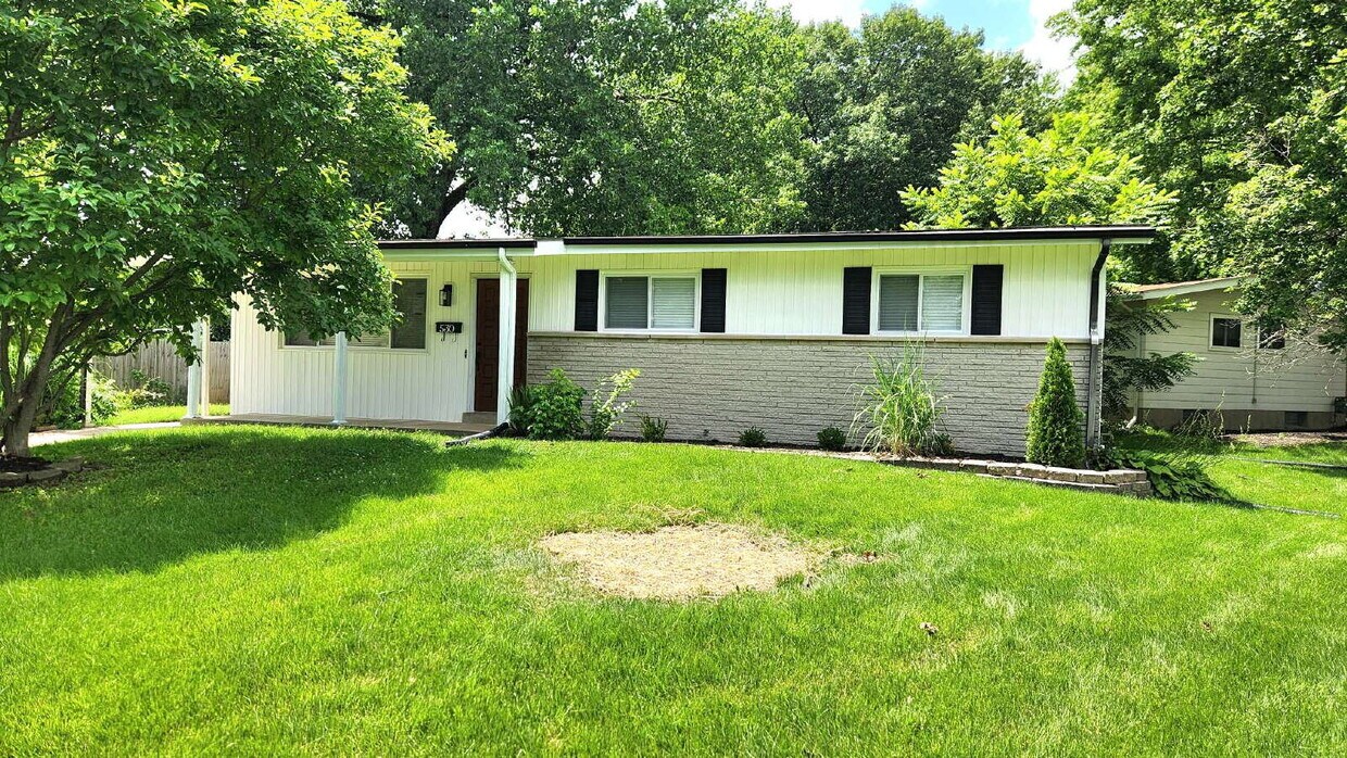 Foto principal - "Charming 4-Bed, 2-Bath Florissant Home wi...