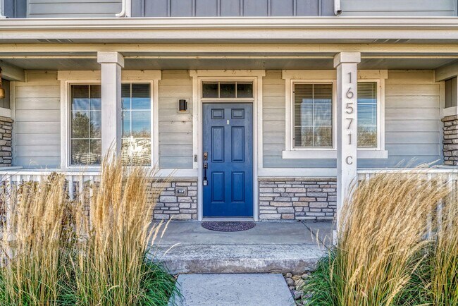 Foto del edificio - Former Model Home - Superb townhome in great location!