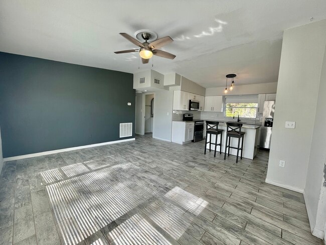 Photo - 1434 Overlea St House