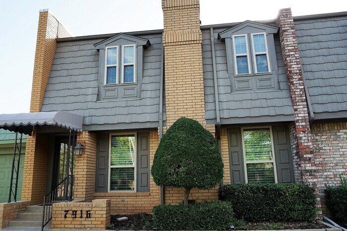 Foto principal - 3 bed 3 Bath 2 Car Garage Town Home in the...