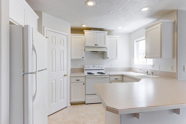 Foto del edificio - Spacious 3 Bed, 2.5 Bath Home with Garage ...