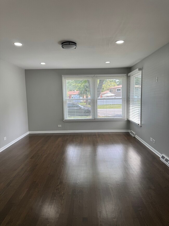 Building Photo - 17206 Elm Dr