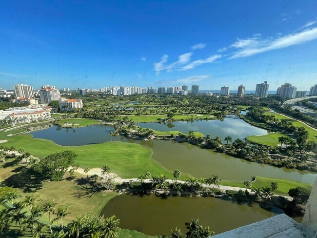 Foto del edificio - 19501 W Country Club Dr