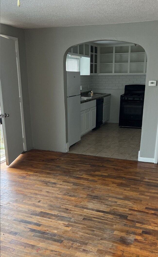 Building Photo - Adorable 2 Bedroom and 1 Bathroom Home