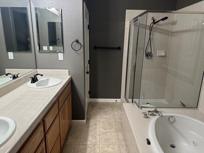 Foto del edificio - 6632 Maple Creek Dr