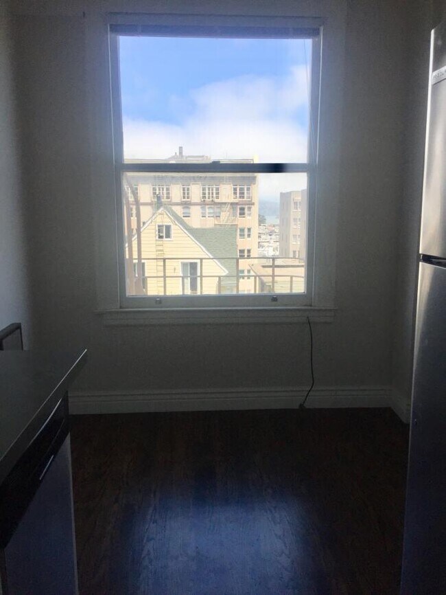 Building Photo - bedroom in San Francisco CA 94109