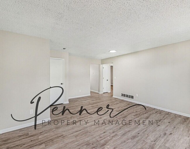 Foto del edificio - 1310 Valley Woods Ct