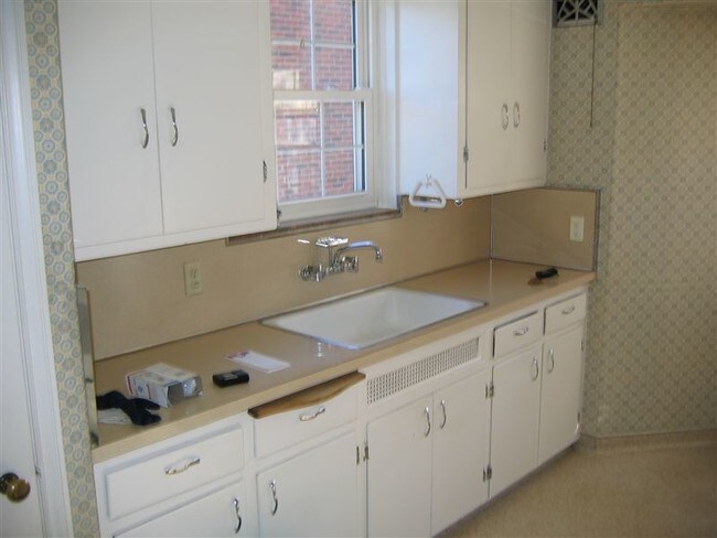 Building Photo - 3 br, 1 bath House - 1851 Country Club Dr ...