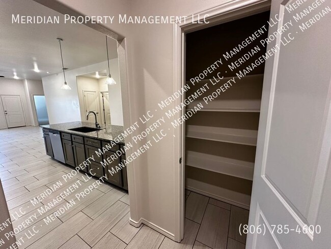 Foto del edificio - 5827 Urbana Pl
