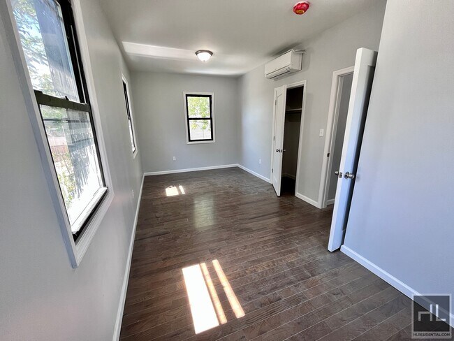 Foto del edificio - 72-21 Burchell Ave, Arverne, NY 11692, Uni...