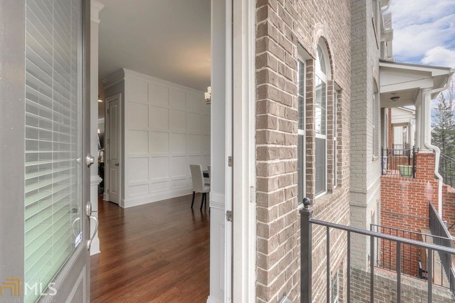 Building Photo - 453 Alderwood St