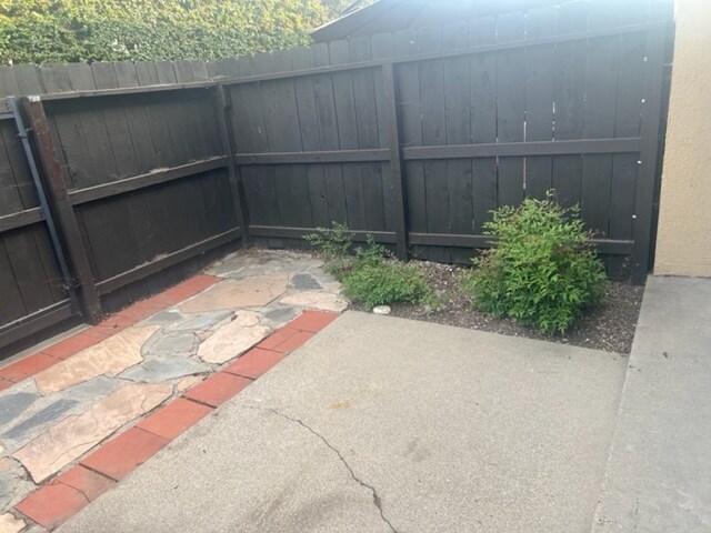 Private fenced rear yard - 777 Mill St