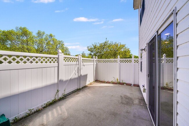 Foto del edificio - COMING SOON! Spacious 3BR Townhome with Lo...