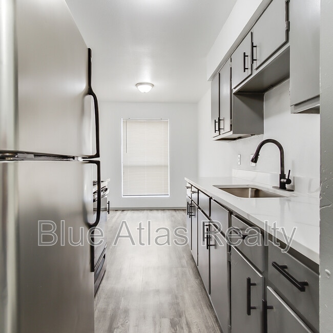 Building Photo - 912 Isbell Rd