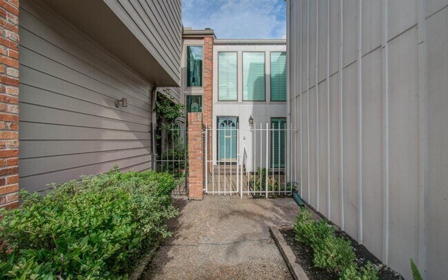 Foto del edificio - 5867 Sugar Hill Dr