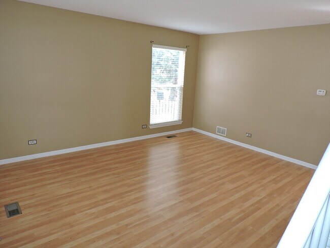 Building Photo - 711 Violet Cir