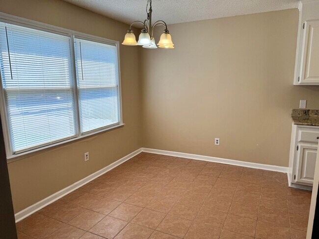 Building Photo - 4047 Fairway Dr