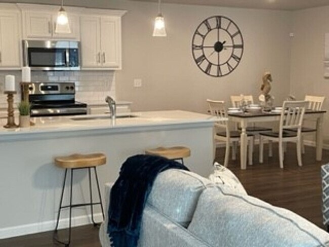 Foto del edificio - 3 Bed 2 Bath 2 Car Duplex Freedom Villas in Midwest City, OK