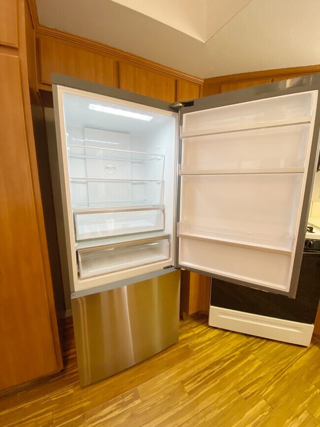 New Fridge - 10701 Galway Bay Dr