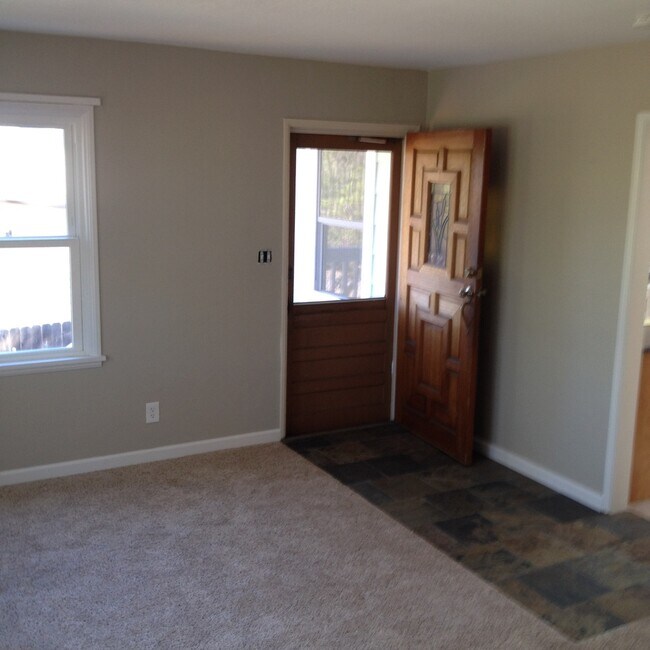 Foto del edificio - Beautiful 2bd/1ba Upstairs Duplex with a H...