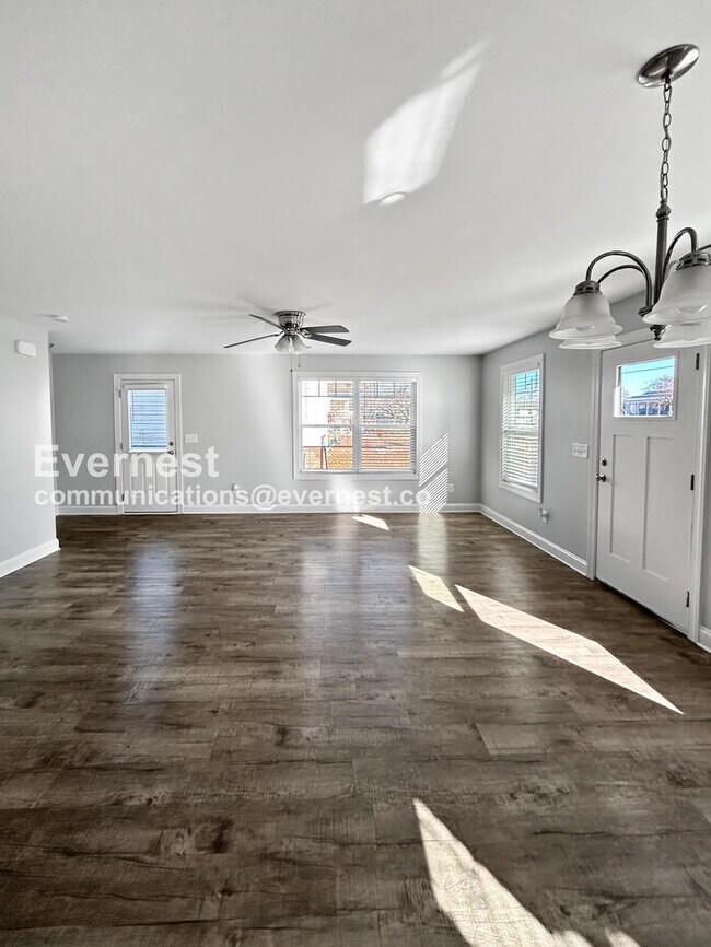 Building Photo - 3 Bed/2.5 Bath Home with Off-Street Parking / Pet-Friendly / Vouchers Accepted