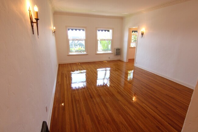 Foto del edificio - 437 N Sycamore Ave