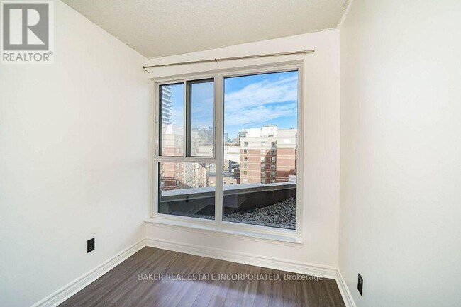 Photo du bâtiment - 222 The Esplanade