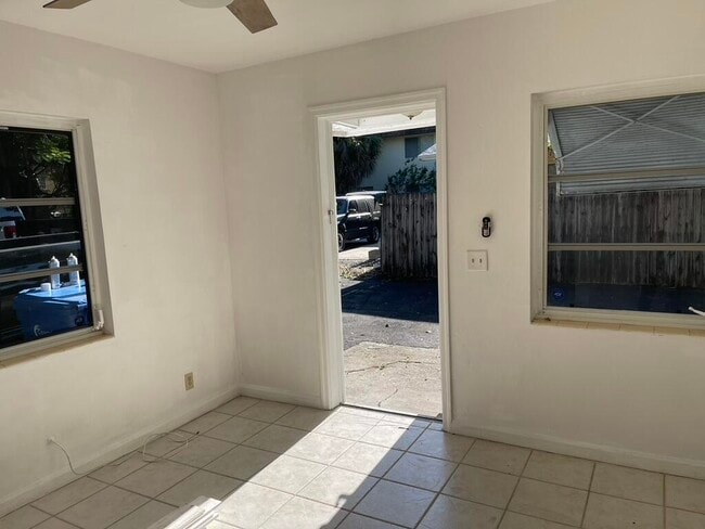 Building Photo - 115 E Lantana Rd