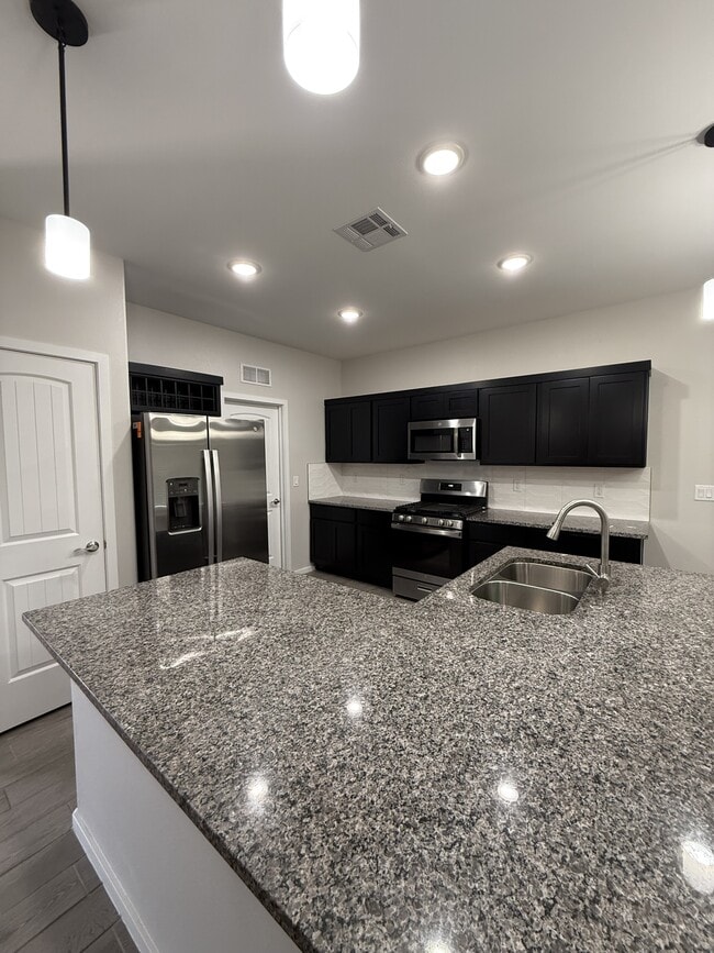 Building Photo - 1099 Sky River St