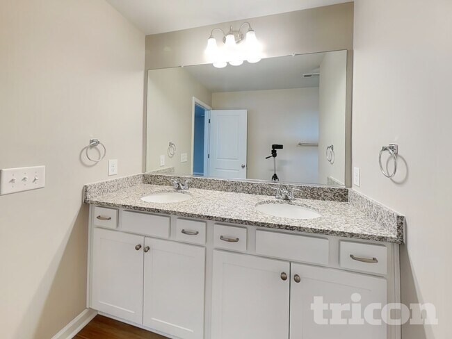 Foto del edificio - 3718 Streamside Dr