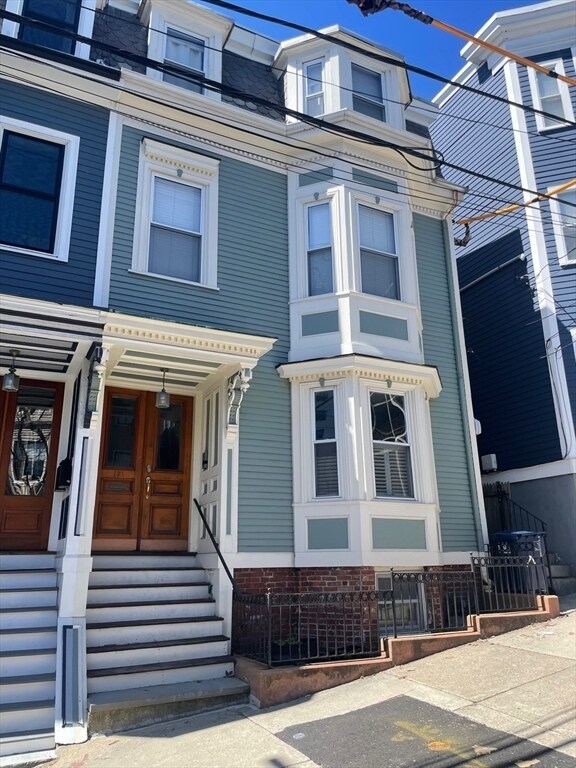Building Photo - 121 G St