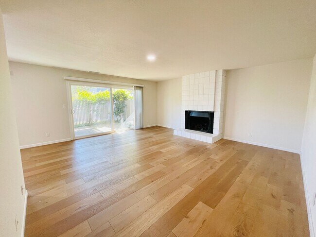 Foto del edificio - Beautifully Updated 3 Bed 2 Bath Condo W/ ...